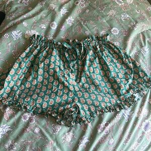 Doen shorts medium Euc